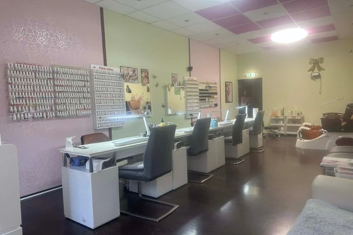 Anna Nails, Lahn Center
