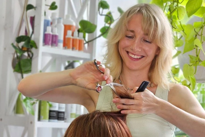 Friseurmeisterin Theresa Burghart