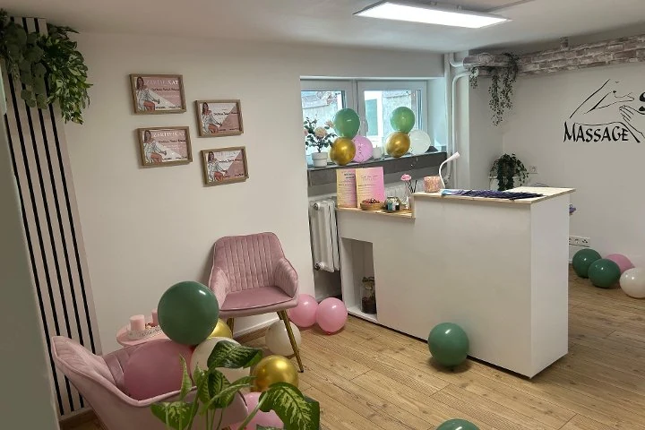 Sneki Glow Studio